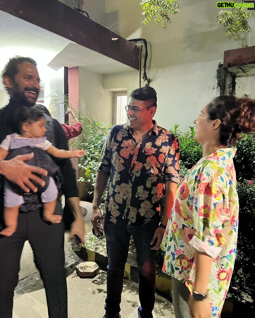 Pooja Ramachandran Instagram - One with our director @milind_rau We both were in production 😜.. I was 3.5 months pregnant in the first picture 😊 Definitely one of the best directors I’ve worked with. He had a wonderful set of AD’s and their team together pulled off such a cool show! It was super challenging, super tiring, stressful so many times but the team always put on a smile and got the work done. A lot of hard work and behind the scenes work has gone into making the dynamic series ‘The Village’ @amazonprime #thevillage #webseries #indianwebseries #horrorseries #gore #guts #horror
