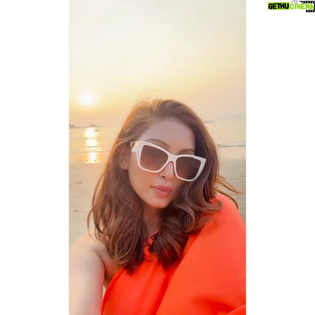 Pooja Salvi Instagram - Embracing the magic of sundown at the beach πβοΈπ
. . . . . . . . #beachtime #sunset #sea #sand #beachlover #girlstrip #friendsforever #makingmemories #perfectbeachday #eveningwellspent #gratitude
