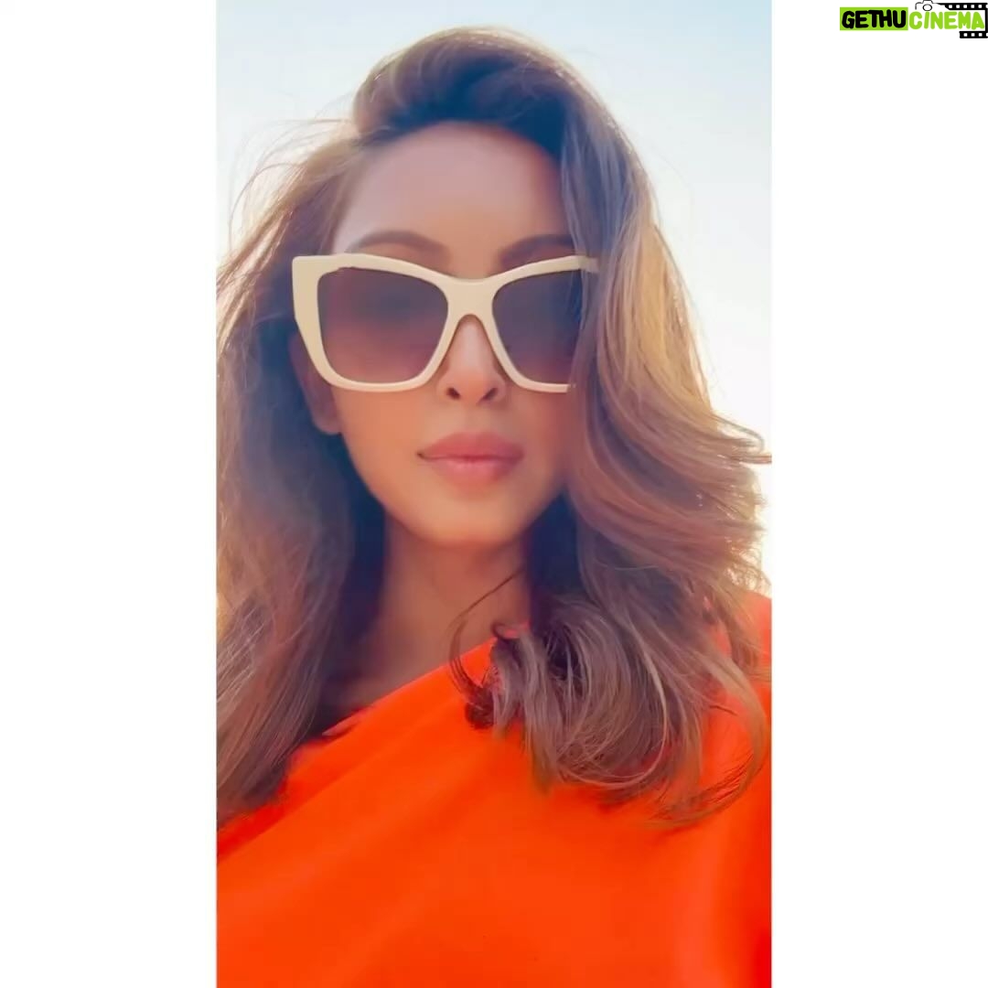 Pooja Salvi Instagram - Embracing the magic of sundown at the beach πβοΈπ
. . . . . . . . #beachtime #sunset #sea #sand #beachlover #girlstrip #friendsforever #makingmemories #perfectbeachday #eveningwellspent #gratitude