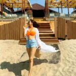 Pooja Salvi Instagram - Walking on sunshine, sinking in sand 🏖️☀️🌊