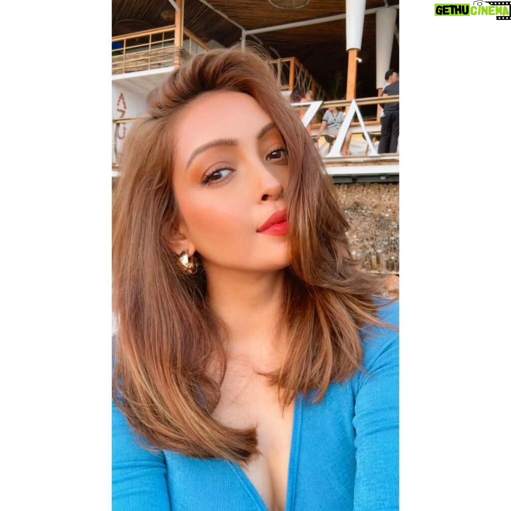 Pooja Salvi Instagram - Sunset vibes, Salty Kisses and endless fun with the girls at the beach🌅🏖 . . . . . . #girlstrip #goaevenings #sundown #loveforbeaches #azulebeachfront