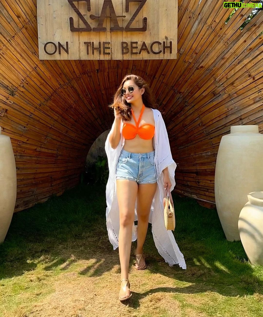 Pooja Salvi Instagram - Walking on sunshine, sinking in sand 🏖️☀️🌊