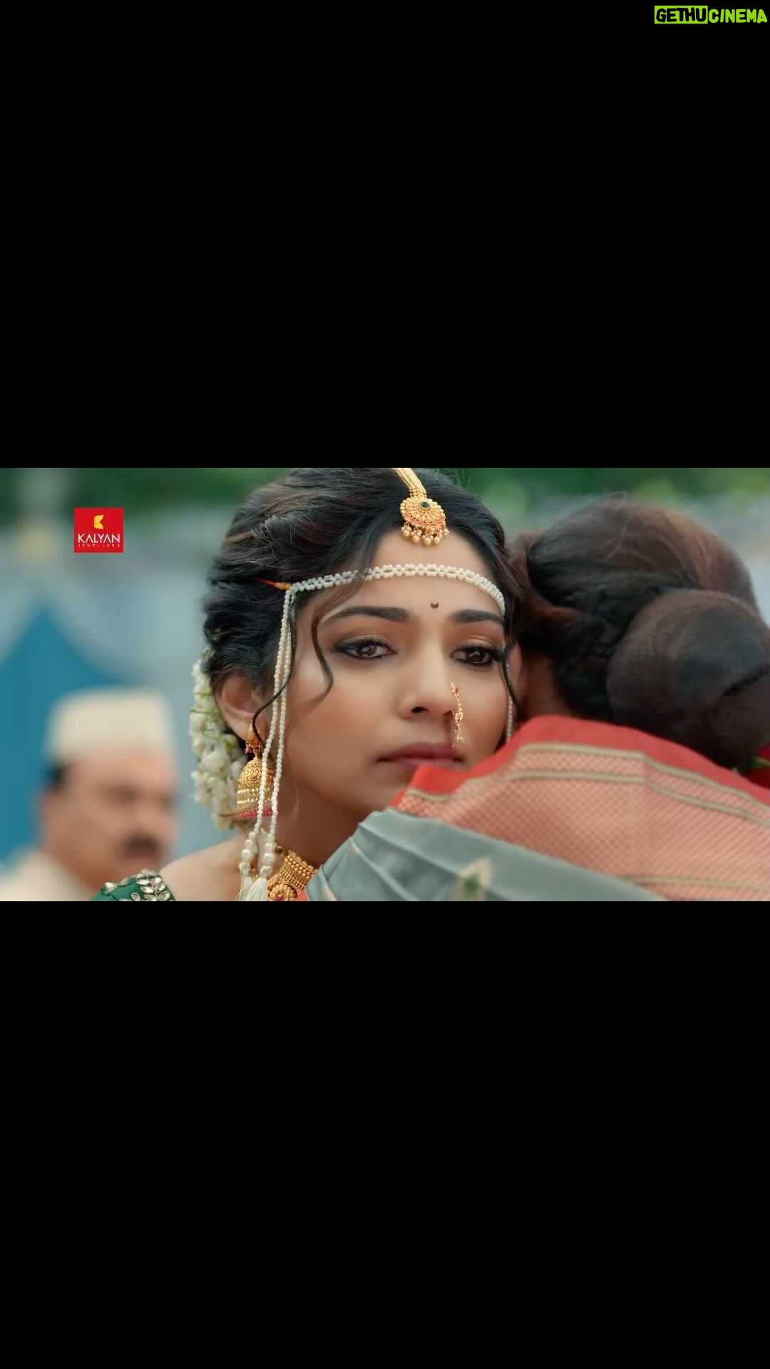 Pooja Sawant Instagram - Embarking on a new journey, the Marathi Vadhu delicately re-weaves her childhood memories on her special day. In a glowing wave of nostalgia, she adorns herself with the echoes of laughter and the fragrance of innocence. As she steps into the enchanting world of her Vaivahika Jivana, she chooses ‘Muhurat’ - the alluring bridal jewellery from Kalyan Jewellers and paints her wedding day with hues of love. #KalyanJewellers #Muhurat #LagnachyaShubhechha