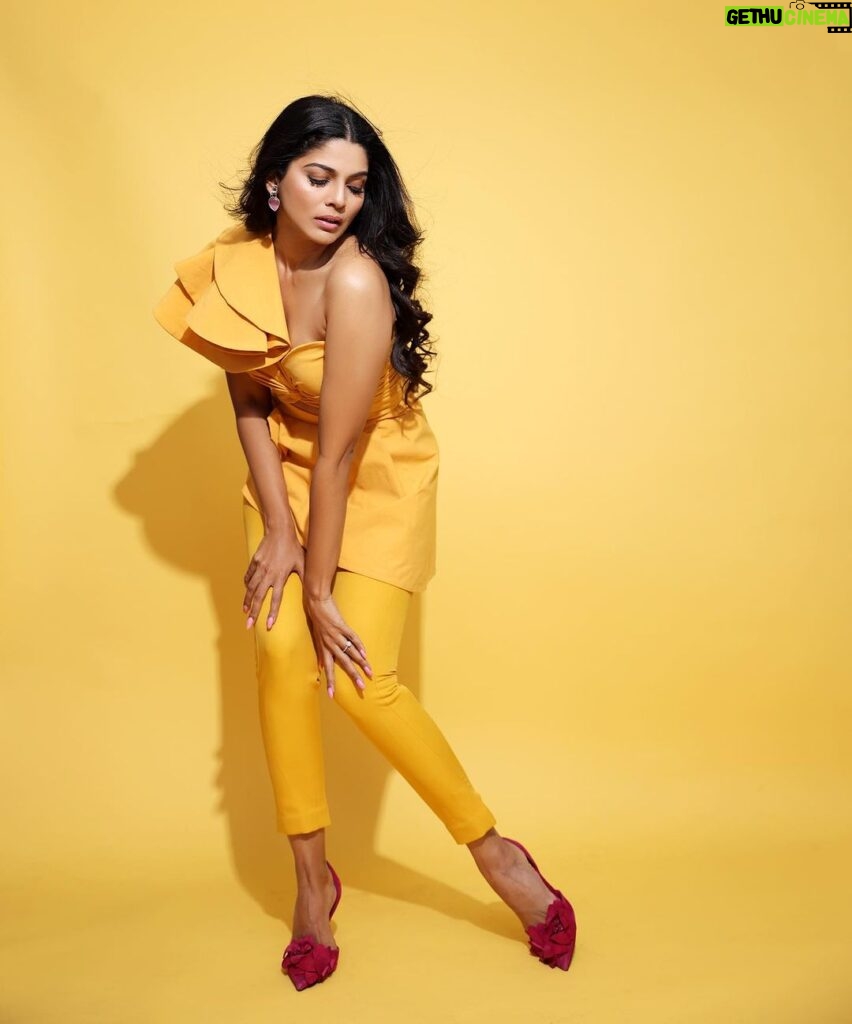 Pooja Sawant Instagram - 💛 Outfit by @kayjaybykritika Styled by @styledbyshakti Shot by @shrutisbagwe Make up @vrushti_harkare