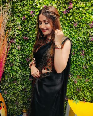 Poonam Mishra Instagram - Sarees are my forever kind of love…
Mua @babitamarvella 

#SareeDrapes #DrapingStyle #SareePoses #SareeFlow #SareeMagic #SareeStories #VibrantSarees #ColorfulSaree #SareeLove #sareecolorsmakemehappy❤️