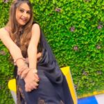 Poonam Mishra Instagram - Bas aisa koi bölne wala chahiye😛😜😎 Mua @babitamarvella 🥰🥰🥰🥰