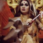 Poonam Mishra Instagram – May the divine blessing of the goddess of power, Maa Durga, be with you forever..🙏🏻
Happy Dussehra to all ….

#durgamaalook#pujo2k23#dusshera2k23#makeupartist#makeupartistbhubaneswar#makeupbyubonita Bhubaneswar, India