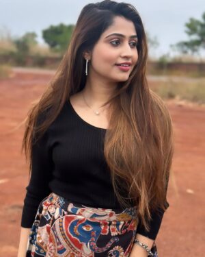 Poonam Mishra Instagram - Moving towards 2024 with lots of lessons…🩷❤️