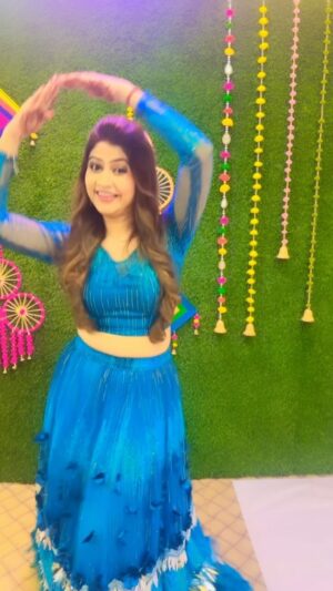Poonam Mishra Instagram - Chalo ek reel toh trending time pe post kar liya maine…😜

Wearing @mahendrabaral_official 
Mua @pappu_makeupartist 
Hairstylist @madhusmita.pradhan_09