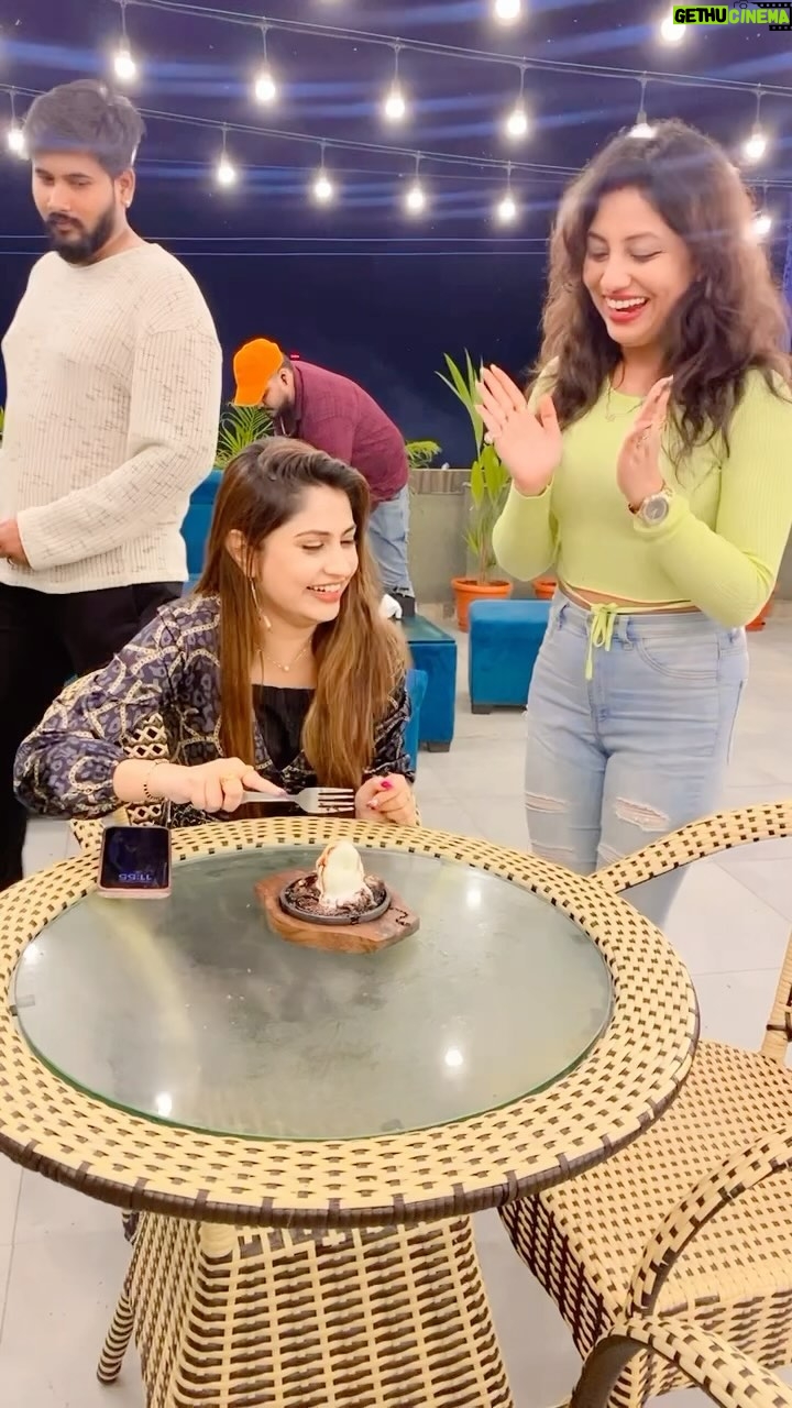 Poonam Mishra Instagram - We couldnβt make it on your bday as I was unwell but see the coincidence we all were together again on your birthday according to tithiπ .. & how could we miss the chance to celebrate it..though cake was missing..but brownie did itβs jobπ..once again a very happy bday my darling..tons & tons of love & best wishes to u..love you β€οΈππ₯°πππͺ
πππ«π°ππ₯³π #latebirthdaycelebration #happybirthday #love #live #laugh #happiness #positivity #togetherness #fun #evening #dinnerdate #actress #poonammishra #sunilriaππ©ββ€οΈβπ¨π Cuttack, Orissa