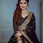 Poonam Mishra Instagram - Wish life was like this picture. A little bit of smile, inner happiness that reflects, light, and love that surrounds you all the time.Shine like sparkles, glow like candles, and burn all the negativity like crackles. Let us light up lives with hopes and dreams. Happy Diwali!!! Thanks @u_bonita_by_swikrutee_ for this amazing Diwali look😍😍😍