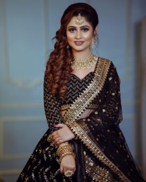 Poonam Mishra Instagram - Wish life was like this picture. A little bit of smile, inner happiness that reflects, light, and love that surrounds you all the time.Shine like sparkles, glow like candles, and burn all the negativity like crackles.
Let us light up lives with hopes and dreams. Happy Diwali!!!

Thanks @u_bonita_by_swikrutee_ for this amazing Diwali look😍😍😍