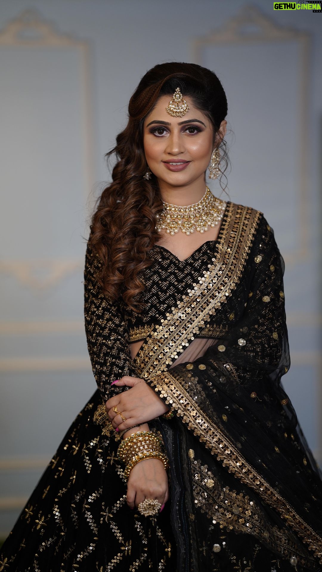Poonam Mishra Instagram - Light a lamp of love! Blast a chain of sorrow! Shoot a rocket of prosperity! Wait, you are forgetting something! Give a like and throw a comment on the Diwali look! Breathe, y’all! Just another day of being a Pataka! #diwalilook❤️#diwalilook2k23#trendingreels#trendingsongs#trendingnow#reelsinstagram#reelsindia#reelsvideo#reelitfeelit #reelkarofeelkaro#reelsviral#makeupreel#makeupartist#makeupartistbhubaneswar#makeupartistworldwide#makeupbyubonita#ubonitareels#poonammishraofficial#poonammishraofficialreels Bhubaneswar, India