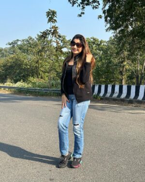 Poonam Mishra Instagram - Hey hey chalo na!!!!

#travelling #artistlife #enjoytravelling #instadaily