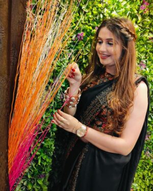 Poonam Mishra Instagram - Sarees are my forever kind of love…
Mua @babitamarvella 

#SareeDrapes #DrapingStyle #SareePoses #SareeFlow #SareeMagic #SareeStories #VibrantSarees #ColorfulSaree #SareeLove #sareecolorsmakemehappy❤️