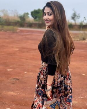 Poonam Mishra Instagram - Moving towards 2024 with lots of lessons…🩷❤️