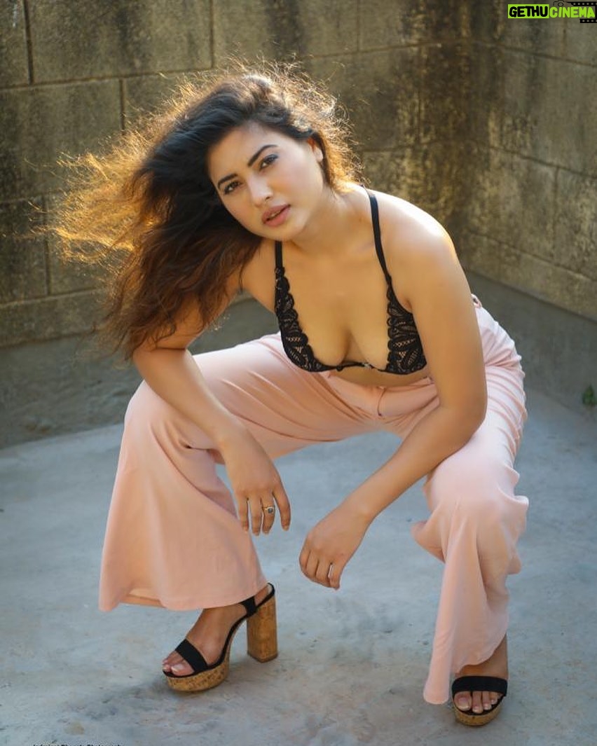 Poonam Rajput - 9.5K Likes - Sitting on heels in a squat position not at all easy! 👠
#shooting #clothingbrand #photography @ibphotography27 #amazingclick #instamood #outdoorphotography #instadaily #instagood #bollywood #india 😍🎶