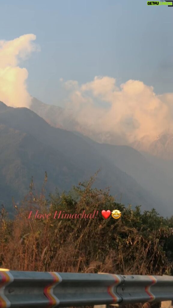 Poonam Rajput Instagram - Good morning! I am finally in. Himachal my hometown my love. I am here for my mental peace. ❤️😍😘🤩🥰🎶🤗 #feelkroreelkro #himachal #palampur #dharamshala #mylove #mylife #myhometown 🎶🤗😍❤️