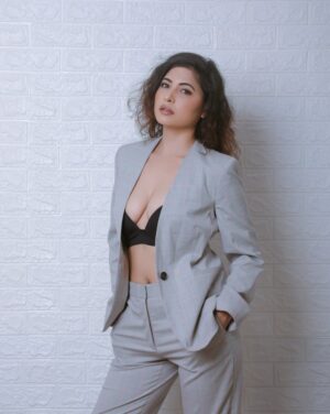 Poonam Rajput Instagram - Hollaaaaaaa! ❤️‍🔥

#formals #instaphoto #happy #2023 #grey #poonamrajput #actorslife #vibes #bollywood #ootd