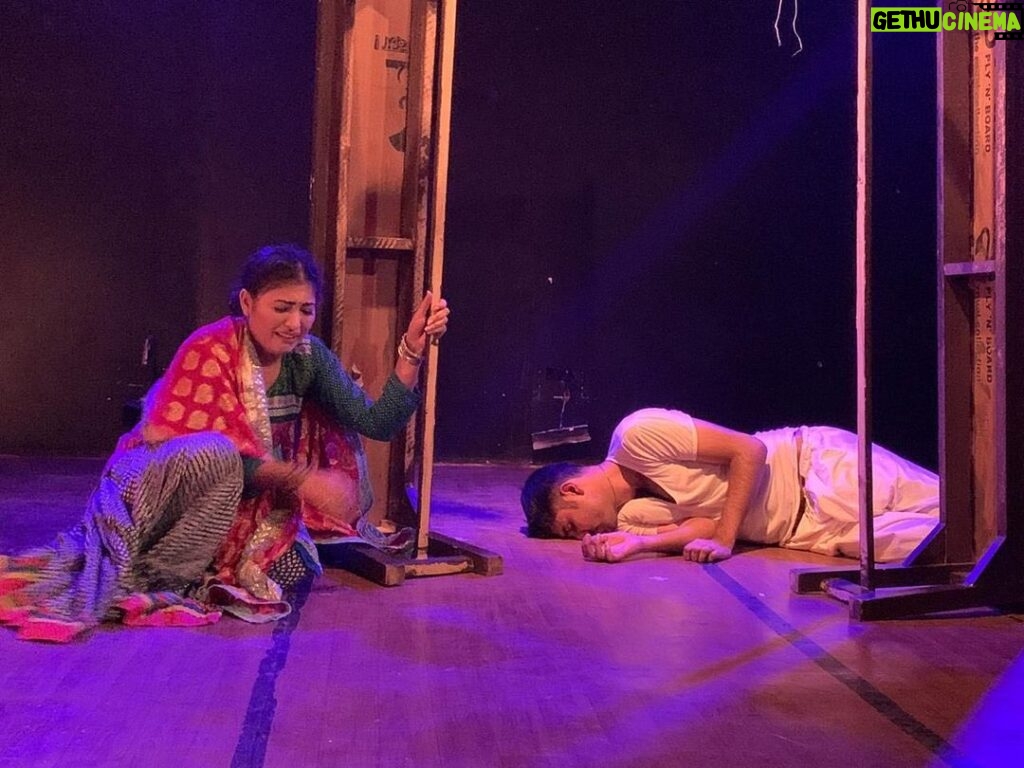 Poonam Rajput Instagram - When you lose almost everything! @asmita.theatre #play #mantokiaurtein #directedbyarvindsir @arvindgaur_ #director #actorslife #thestreislove ❤️😍😻😊