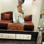 Poonam Rajput Instagram – Bts Mirzapur2 shooting! 😊

#mirzapur2 #lakhnow #characterlook #whitesaree #vanitymirror #myvanityroom #india #bollywood #mirzapurseason2 #mirzapur2series #instagood #instadaily #instamood #instagram 🤩🙏🤗 @castingbay