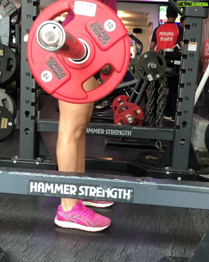 Poonam Rajput Instagram - Dead lifts with @halder.kartik @kartikhalder143 @48fitnessclub #wokoutmotivation #backworkout #stayhealtystayhappy 👌👍🤩💪✌️