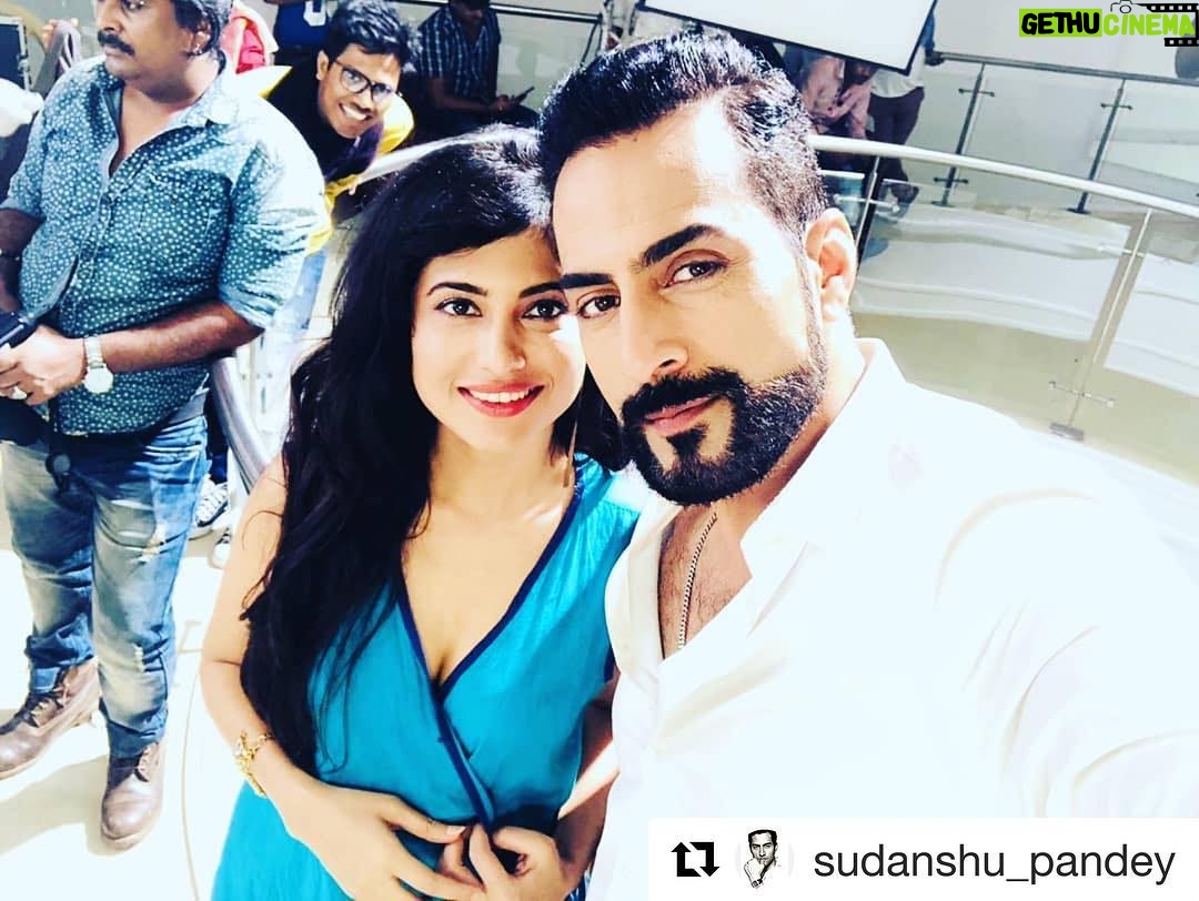 Poonam Rajput Instagram - #Repost @sudanshu_pandey with @get_repost γ»γ»γ» Yet another shoot comes to an end With dis talented young actor @r_poonam ... Wish u good luck...! #shortfilm #bollywood #actor #singer #actorsinger #aslipandey #sudhanshupandey #pose #selfie #instagood Jai Mahakaal πππ Thank you sir for your kind words.β€οΈπππππ€π