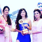 Poonam Rajput Instagram - Oh yay! 😍🙏🤩🤗 #Agra #ramda #modelingcontest #kohinooretaj #india #bollywood #getting #trophy