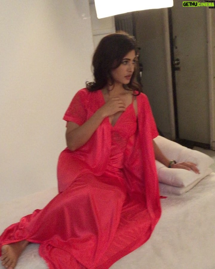 Poonam Rajput Instagram - Sometimes shooting is fun and sometimes it's not fun at all. Bloody cramps 🙈😊 #shooting #fun #pain #bollywood #india #staytuned