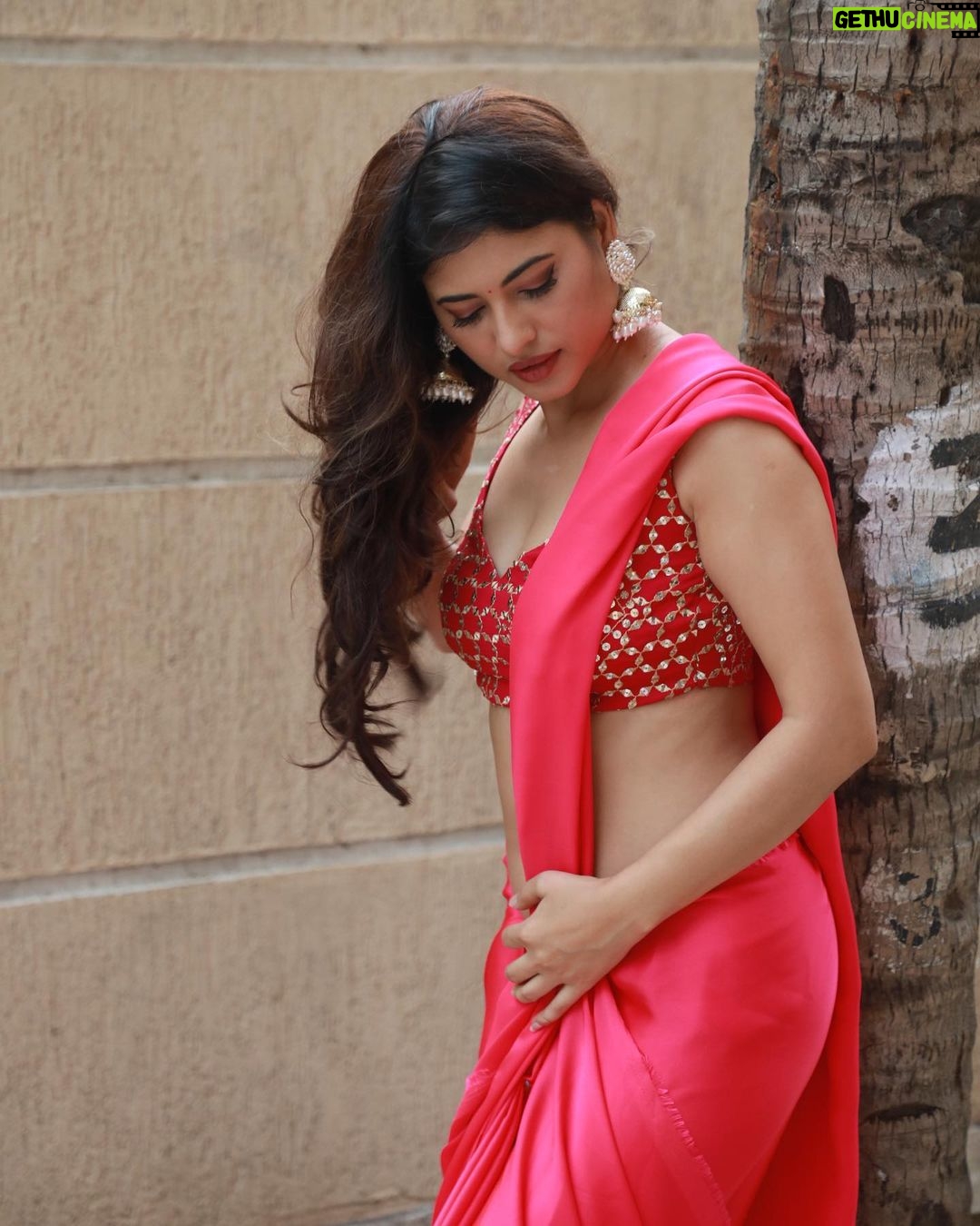 Poonam Rajput - 31.5K Likes - Banke titli dil uda! 🥰
@ibphotography27 #notedited
#ootd #ootdfashion #sareelove #pink #poonamrajput #bollywood