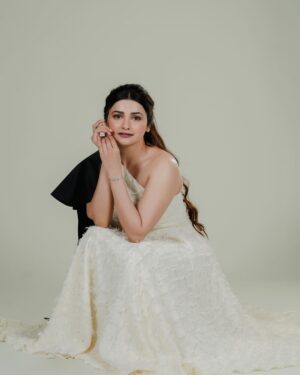 Prachi Desai Instagram - 🤍🖤 #Dhootha 
@primevideoin 

Styling - @ankitamane11 
Dress - @therealblife 
Ring and Bracelet - @hybajewels 
Heels - @junipero_official 
HMU - @arizah.9 
Managed by - @tarikasingh