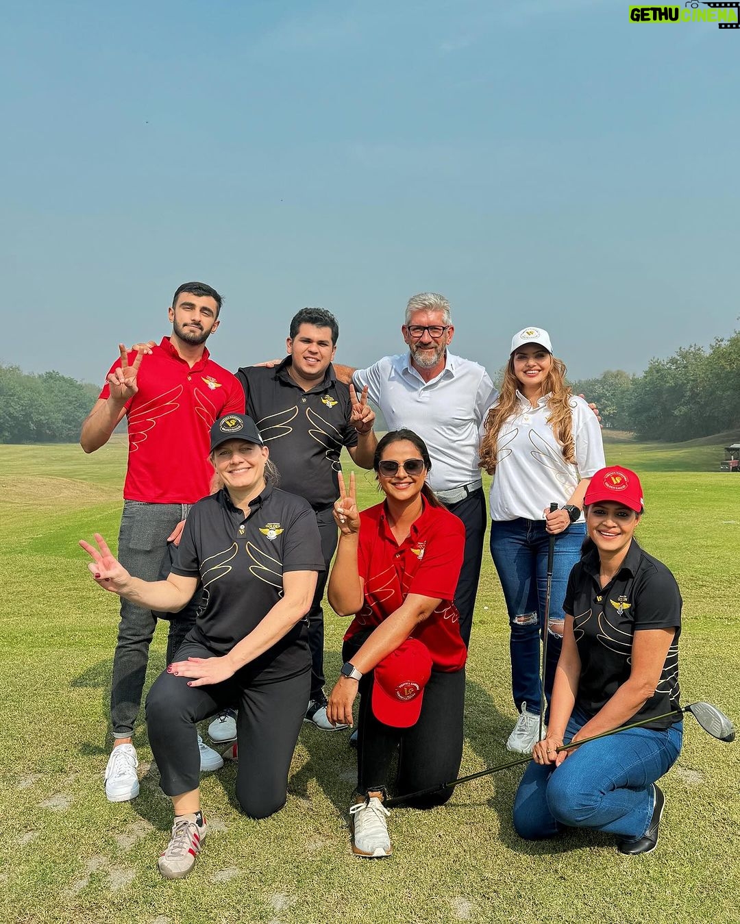 Prachi Tehlan Instagram - Last weekend was all about GOLF in Delhi ⛳️ @vs_goldeneagles 🥂 Class apart event ! @golftrickshotguy @mayastephanyphotography @nehatripathi92 @ridhimadilawari @camillalennarth @ishan17 @travelling_m_om @madhhuis #golfinglife #vishwasamudragoldeneagles #delhiwinters Delhi, India