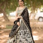 Pranika Dhakshu Instagram – உன் கண்களின் மொழியை 
மொழிப்பெயர்த்தே ஆனேனே 
சிறு கவிஞனாய்…!!!! 🍃
.
.
Costume : @diademstore.in 
MUA : @sharanyas_makeupartistry 
Pc : @skmani_photography 
.
.

#pranikadhakshu #zeeawards #outfit #classy #black #diademuertos
