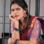 Pranika Dhakshu Instagram - அவள் முகம் வானவில் ரகம்..!!!! நகலே இல்லா நறுமணம் அவள்…!!!! Saree : @shansika1 MAUH : @pranikadhakshu (Myself)🤪 Photographic : @swetha22_photography Studio: @zaara_studio Stylist: @fjmakeover31 🍃 🍂 🍃 #pranikadhakshu #zara #saree #sareelover #book #reading #read #traditional #retro #illayaraja #80s #melody #songs