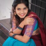 Pranika Dhakshu Instagram - யார் அவள்…??? கருமேக கூட்டங்கள் அன்று அங்கும் இங்கும் சிதறிக் கொண்டிருந்தன…!!! இடைநின்ற வானவில்… கொட்டித்தீர்த்துத் தேங்கிய மழைநீரில் பிரதிபலிக்க அதற்கு போட்டியாய் துணைநின்றாள் அவள் ஐந்தடி அழகியல்…!!!! மல்லிகை மணம் வீசும் அந்த பூ விற்கும் சாலையில் கண்ணில் மின்னலை பதித்து வந்தாள் கண்மை மதிலோடு… சராசரி இதயத்துடிப்பு அன்று இரு மடங்காய் எகிறியது..!!!! சிவப்பு நிற தாவணியுடன் சில்லென்ற காற்றினை சிங்காரித்தது.. அவளின் முந்தானையும் கூந்தலும் !!! அவளை சீண்டிய காற்றிடம் பொறாமை கொண்டு சீறியது… அவ்வப்போது வந்த இடிமின்னல்..!!! சிறு நேரம் பொழிந்த மழையில் முளைக்கும் கிளையில்லா விதைபோல என் மனம்..!!!! தூரத்திலேயே ரசித்திடவா..??? அருகில் சென்று கதைத்திடவா..??? சூரியனாய் முறைத்திடுவாளா..??? சந்திரனாய் குளிர்வாளா..??? ஆயிரம் ஐயங்களை யோசித்து இமை மூடித்திறக்க ஒரு நொடியில் மின்னலைப் போல் மறைந்து விட்டாள்…!!! அந்த ஐந்தடி அழகியல்…!!? நிஜமாயிருந்திருந்தால் !!! வாழ்வே கவிதையாகிருக்கும்…!!! Saree : @shansika1 MAUH : @pranikadhakshu (Myself)🤪 Photographic : @swetha22_photography Studio: @zaara_studio Stylist: @fjmakeover31 🍃 🍂 🍃 #pranikadhakshu #zara #saree #sareelover #book #reading #read #traditional #retro #illayaraja #80s #melody #songs