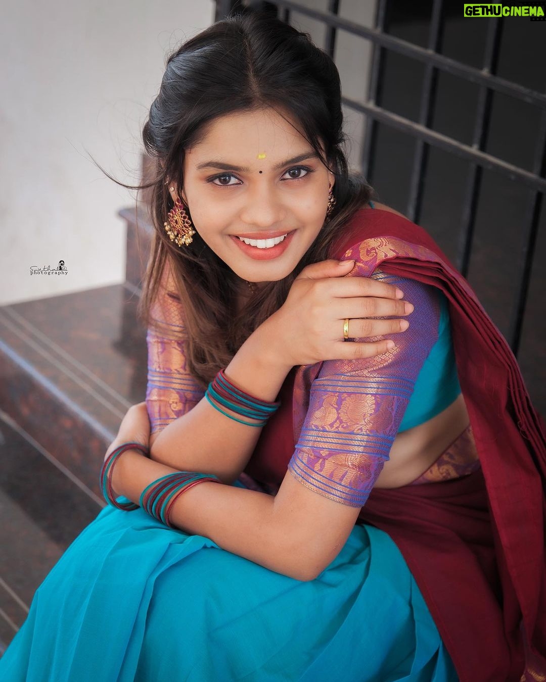 Pranika Dhakshu Instagram - யார் அவள்…??? கருமேக கூட்டங்கள் அன்று அங்கும் இங்கும் சிதறிக் கொண்டிருந்தன…!!! இடைநின்ற வானவில்… கொட்டித்தீர்த்துத் தேங்கிய மழைநீரில் பிரதிபலிக்க அதற்கு போட்டியாய் துணைநின்றாள் அவள் ஐந்தடி அழகியல்…!!!! மல்லிகை மணம் வீசும் அந்த பூ விற்கும் சாலையில் கண்ணில் மின்னலை பதித்து வந்தாள் கண்மை மதிலோடு… சராசரி இதயத்துடிப்பு அன்று இரு மடங்காய் எகிறியது..!!!! சிவப்பு நிற தாவணியுடன் சில்லென்ற காற்றினை சிங்காரித்தது.. அவளின் முந்தானையும் கூந்தலும் !!! அவளை சீண்டிய காற்றிடம் பொறாமை கொண்டு சீறியது… அவ்வப்போது வந்த இடிமின்னல்..!!! சிறு நேரம் பொழிந்த மழையில் முளைக்கும் கிளையில்லா விதைபோல என் மனம்..!!!! தூரத்திலேயே ரசித்திடவா..??? அருகில் சென்று கதைத்திடவா..??? சூரியனாய் முறைத்திடுவாளா..??? சந்திரனாய் குளிர்வாளா..??? ஆயிரம் ஐயங்களை யோசித்து இமை மூடித்திறக்க ஒரு நொடியில் மின்னலைப் போல் மறைந்து விட்டாள்…!!! அந்த ஐந்தடி அழகியல்…!!? நிஜமாயிருந்திருந்தால் !!! வாழ்வே கவிதையாகிருக்கும்…!!! Saree : @shansika1 MAUH : @pranikadhakshu (Myself)🤪 Photographic : @swetha22_photography Studio: @zaara_studio Stylist: @fjmakeover31 🍃 🍂 🍃 #pranikadhakshu #zara #saree #sareelover #book #reading #read #traditional #retro #illayaraja #80s #melody #songs