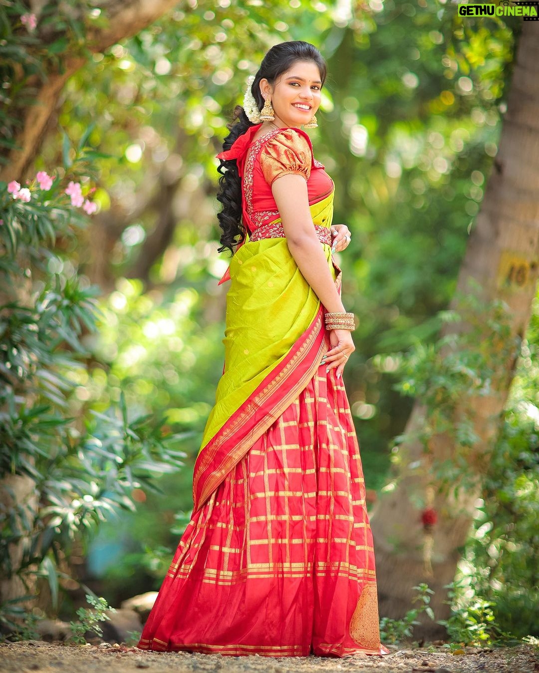 Pranika Dhakshu Instagram - வெயில் காலத்து வெடித்த நிலத்தில் விழும் மாலை நேரத்து கோடை மழை அவள்….!!!!!🦋🍃 . . . Halfsaree : @acchoosclothing Makeup : @thanushiya_bridal_studio Photography: @dhanush__photography Bangles: @banglehousesdp . . #pranikadhakshu #traditional #love #tamil #coimbatore