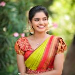 Pranika Dhakshu Instagram - பல கவிதை எழுதுகிறேன் எதிலும் உன்நினைவுகளின் சாயல் இல்லாமல் முடிந்ததில்லை..!!!🦋🍃 Just a vibe ✨ . . Halfsaree : @acchoosclothing Makeup : @thanushiya_bridal_studio Photography: @dhanush__photography Bangles: @banglehousesdp . . #pranikadhakshu #traditional #love #tamil #coimbatore Musuri