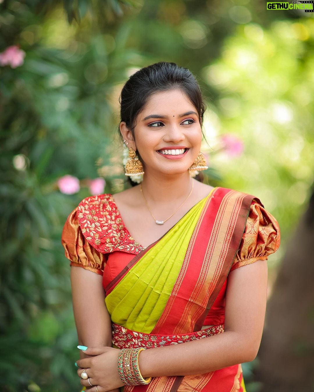 Pranika Dhakshu Instagram - பல கவிதை எழுதுகிறேன் எதிலும் உன்நினைவுகளின் சாயல் இல்லாமல் முடிந்ததில்லை..!!!🦋🍃 Just a vibe ✨ . . Halfsaree : @acchoosclothing Makeup : @thanushiya_bridal_studio Photography: @dhanush__photography Bangles: @banglehousesdp . . #pranikadhakshu #traditional #love #tamil #coimbatore Musuri