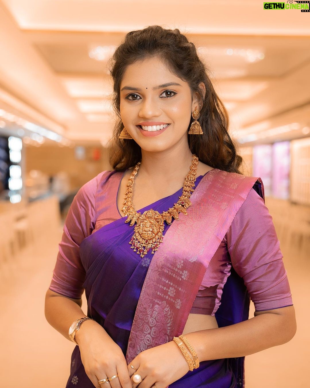 Pranika Dhakshu Instagram - A saree is not just an attire, it's an emotion….!!!! ✨🍃 Beautiful saree from @shivanisilkcreations Blouse designed by @acchoosclothing Jewellery @thangamayiljewellery . . . #pranikadhakshu #zara #silksaree #traditional #coimbatore #thangamayil #thangamayiljewellery