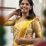 Pranika Dhakshu Instagram - 🌸🤍 Saree drape: @fjmakeover31 Hairdo: @fjmakeover31 #pranikadhakshu #zara #kerala #mallu #instadaily #trendingreels #malaiyalamsong