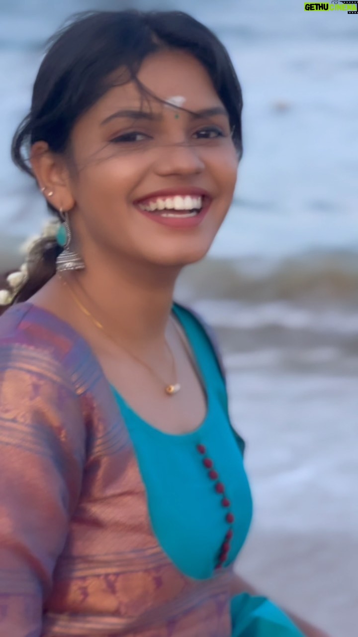 Pranika Dhakshu Instagram - தென்காசித் தூரலிலே கண் விழித்த செண்பகமே பெண்ணாக பிறந்த பல்லாக்கு நீயோ ஈரேழு உலகில் ஈடாக யாரோ நெஞ்சோடு கூடு கட்டி கூவும் குயிலோ...!!!! 🍃✨ Outfit @shansika1 Melting voice @singer_nivas #pranikadhakshu #zara #pathakolusupaattu #traditional