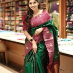 Pranika Dhakshu Instagram – மழை வருகிறதா என்று  பார்க்க 
ஐன்னல் வழி கைநீட்டி பார்க்கிறாள் 
அவள்…..!!!!
தன்னைத் தான் கேட்கிறாள் என்று
அவள் விரல்களில் 
பொழியத் தொடங்குகிறது மழை….!!!!!
மழையும் அவளும்
அழகுதான் பூமிக்கு..!!!🦋🍃

Silksaree @thechennaisilks 
Click @skmani_photography 
MUAH @thanushiya_bridal_studio 
.
.
.
#pranikadhakshu #zara #chennaisilks #silksaree #kanchipuramsilksaree #creator