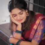 Pranika Dhakshu Instagram - அவள் முகம் வானவில் ரகம்..!!!! நகலே இல்லா நறுமணம் அவள்…!!!! Saree : @shansika1 MAUH : @pranikadhakshu (Myself)🤪 Photographic : @swetha22_photography Studio: @zaara_studio Stylist: @fjmakeover31 🍃 🍂 🍃 #pranikadhakshu #zara #saree #sareelover #book #reading #read #traditional #retro #illayaraja #80s #melody #songs