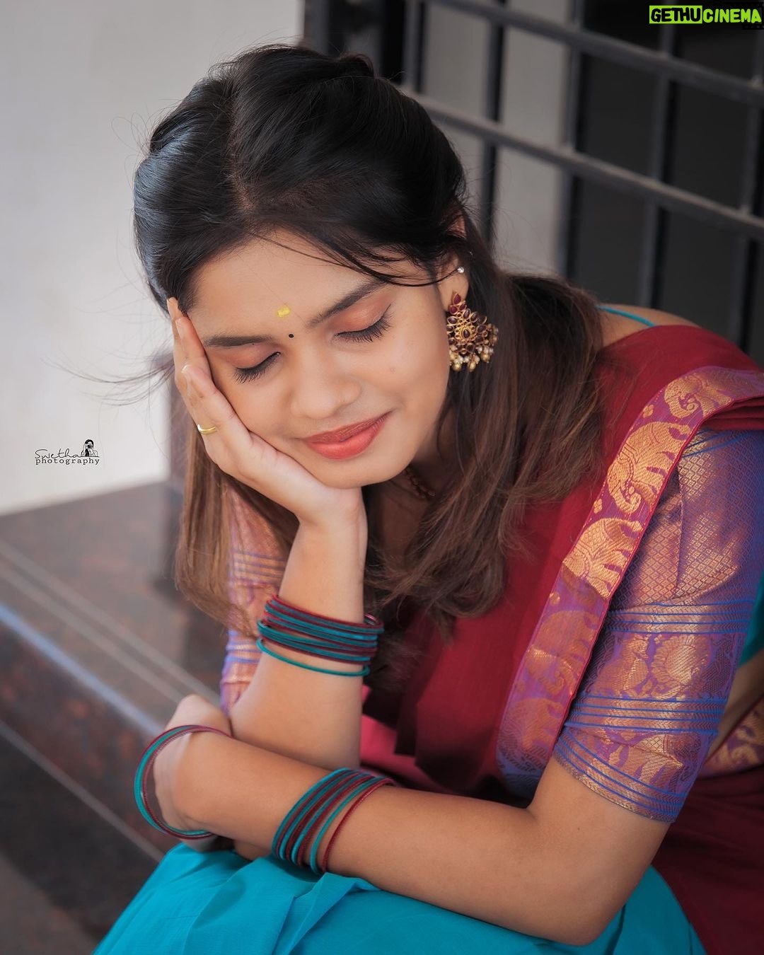 Pranika Dhakshu Instagram - அவள் முகம் வானவில் ரகம்..!!!! நகலே இல்லா நறுமணம் அவள்…!!!! Saree : @shansika1 MAUH : @pranikadhakshu (Myself)🤪 Photographic : @swetha22_photography Studio: @zaara_studio Stylist: @fjmakeover31 🍃 🍂 🍃 #pranikadhakshu #zara #saree #sareelover #book #reading #read #traditional #retro #illayaraja #80s #melody #songs