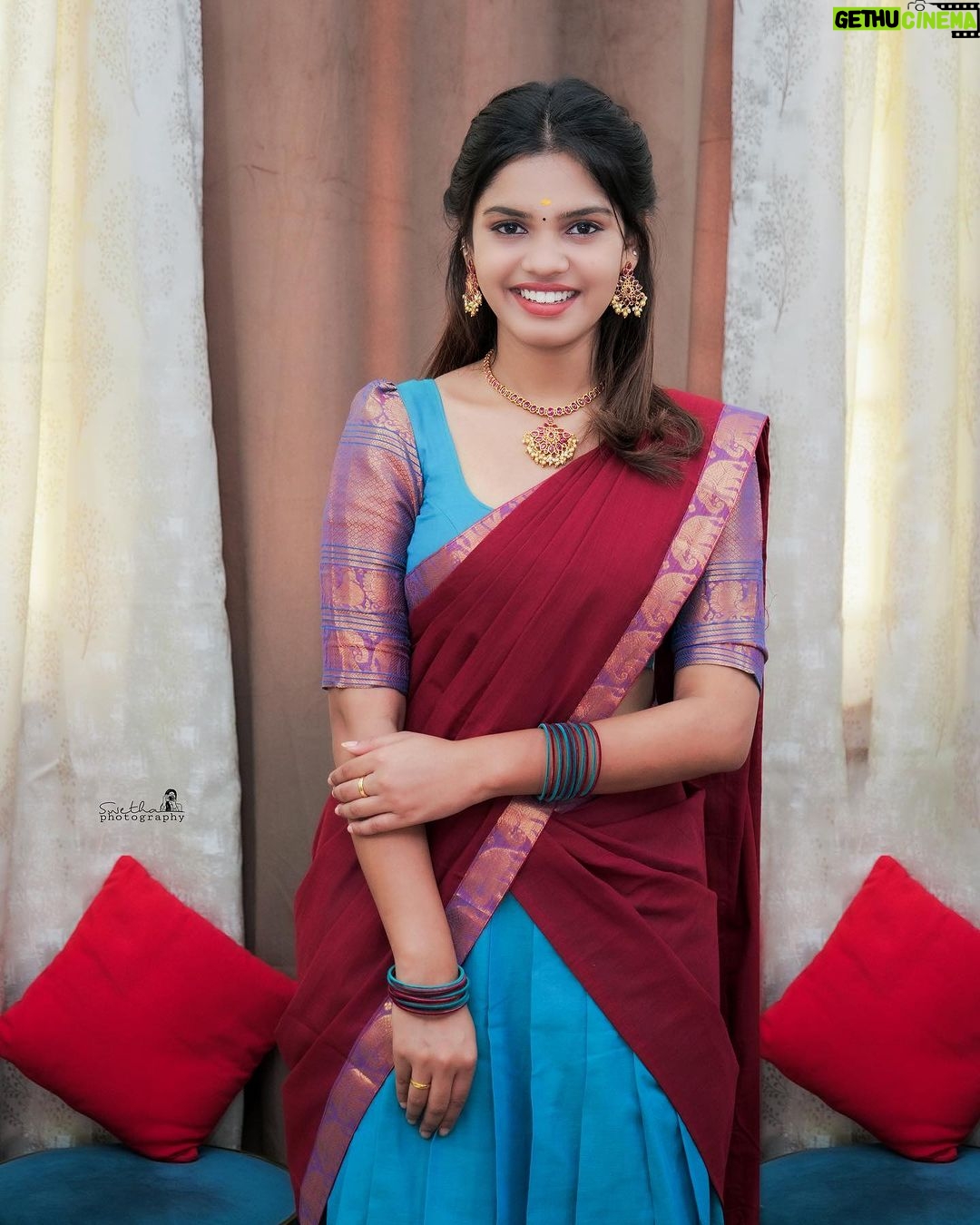 Pranika Dhakshu Instagram - அவள் முகம் வானவில் ரகம்..!!!! நகலே இல்லா நறுமணம் அவள்…!!!! Saree : @shansika1 MAUH : @pranikadhakshu (Myself)🤪 Photographic : @swetha22_photography Studio: @zaara_studio Stylist: @fjmakeover31 🍃 🍂 🍃 #pranikadhakshu #zara #saree #sareelover #book #reading #read #traditional #retro #illayaraja #80s #melody #songs