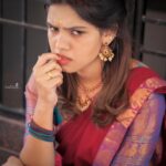 Pranika Dhakshu Instagram - அவள் முகம் வானவில் ரகம்..!!!! நகலே இல்லா நறுமணம் அவள்…!!!! Saree : @shansika1 MAUH : @pranikadhakshu (Myself)🤪 Photographic : @swetha22_photography Studio: @zaara_studio Stylist: @fjmakeover31 🍃 🍂 🍃 #pranikadhakshu #zara #saree #sareelover #book #reading #read #traditional #retro #illayaraja #80s #melody #songs