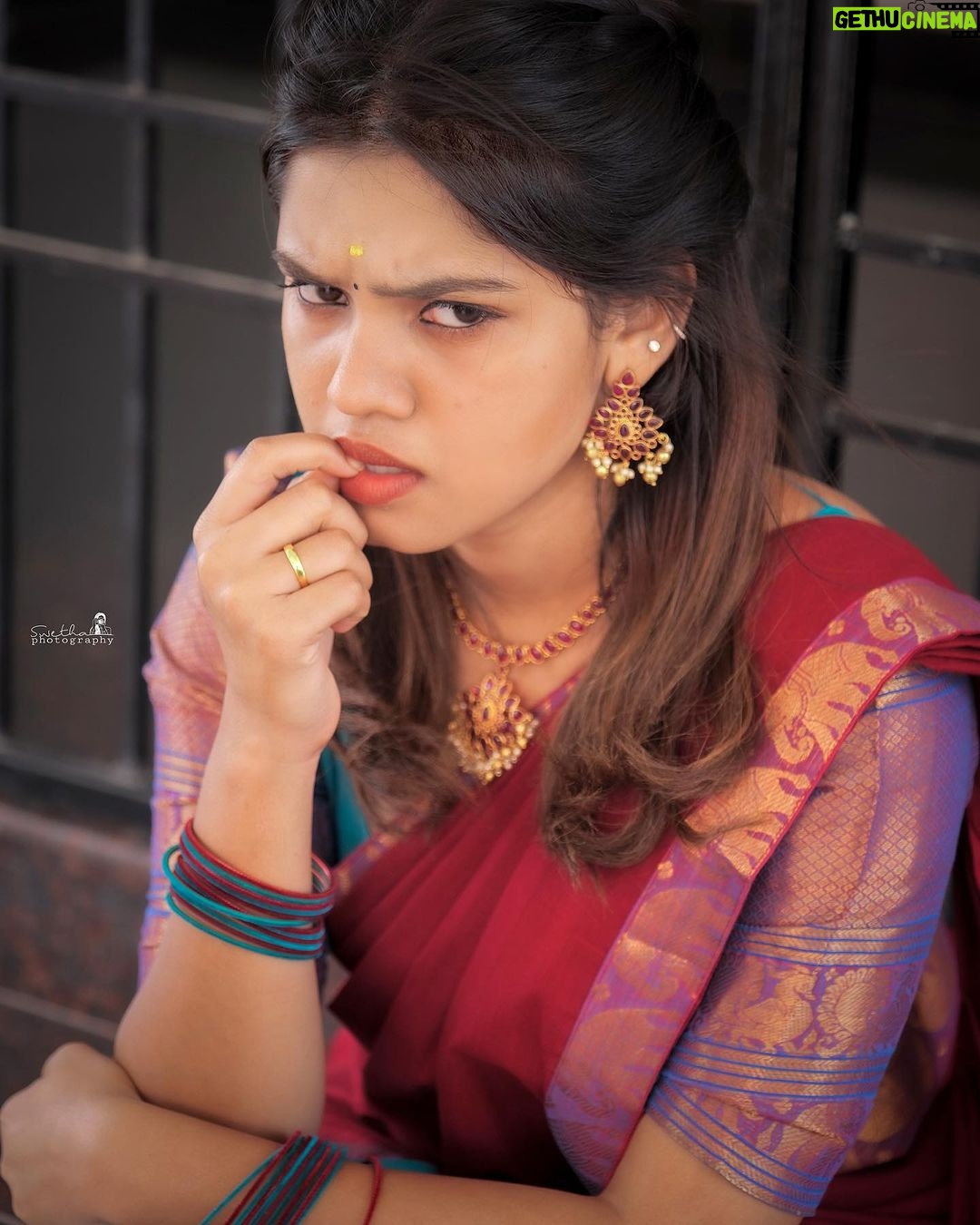 Pranika Dhakshu Instagram - அவள் முகம் வானவில் ரகம்..!!!! நகலே இல்லா நறுமணம் அவள்…!!!! Saree : @shansika1 MAUH : @pranikadhakshu (Myself)🤪 Photographic : @swetha22_photography Studio: @zaara_studio Stylist: @fjmakeover31 🍃 🍂 🍃 #pranikadhakshu #zara #saree #sareelover #book #reading #read #traditional #retro #illayaraja #80s #melody #songs