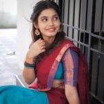 Pranika Dhakshu Instagram - யார் அவள்…??? கருமேக கூட்டங்கள் அன்று அங்கும் இங்கும் சிதறிக் கொண்டிருந்தன…!!! இடைநின்ற வானவில்… கொட்டித்தீர்த்துத் தேங்கிய மழைநீரில் பிரதிபலிக்க அதற்கு போட்டியாய் துணைநின்றாள் அவள் ஐந்தடி அழகியல்…!!!! மல்லிகை மணம் வீசும் அந்த பூ விற்கும் சாலையில் கண்ணில் மின்னலை பதித்து வந்தாள் கண்மை மதிலோடு… சராசரி இதயத்துடிப்பு அன்று இரு மடங்காய் எகிறியது..!!!! சிவப்பு நிற தாவணியுடன் சில்லென்ற காற்றினை சிங்காரித்தது.. அவளின் முந்தானையும் கூந்தலும் !!! அவளை சீண்டிய காற்றிடம் பொறாமை கொண்டு சீறியது… அவ்வப்போது வந்த இடிமின்னல்..!!! சிறு நேரம் பொழிந்த மழையில் முளைக்கும் கிளையில்லா விதைபோல என் மனம்..!!!! தூரத்திலேயே ரசித்திடவா..??? அருகில் சென்று கதைத்திடவா..??? சூரியனாய் முறைத்திடுவாளா..??? சந்திரனாய் குளிர்வாளா..??? ஆயிரம் ஐயங்களை யோசித்து இமை மூடித்திறக்க ஒரு நொடியில் மின்னலைப் போல் மறைந்து விட்டாள்…!!! அந்த ஐந்தடி அழகியல்…!!? நிஜமாயிருந்திருந்தால் !!! வாழ்வே கவிதையாகிருக்கும்…!!! Saree : @shansika1 MAUH : @pranikadhakshu (Myself)🤪 Photographic : @swetha22_photography Studio: @zaara_studio Stylist: @fjmakeover31 🍃 🍂 🍃 #pranikadhakshu #zara #saree #sareelover #book #reading #read #traditional #retro #illayaraja #80s #melody #songs