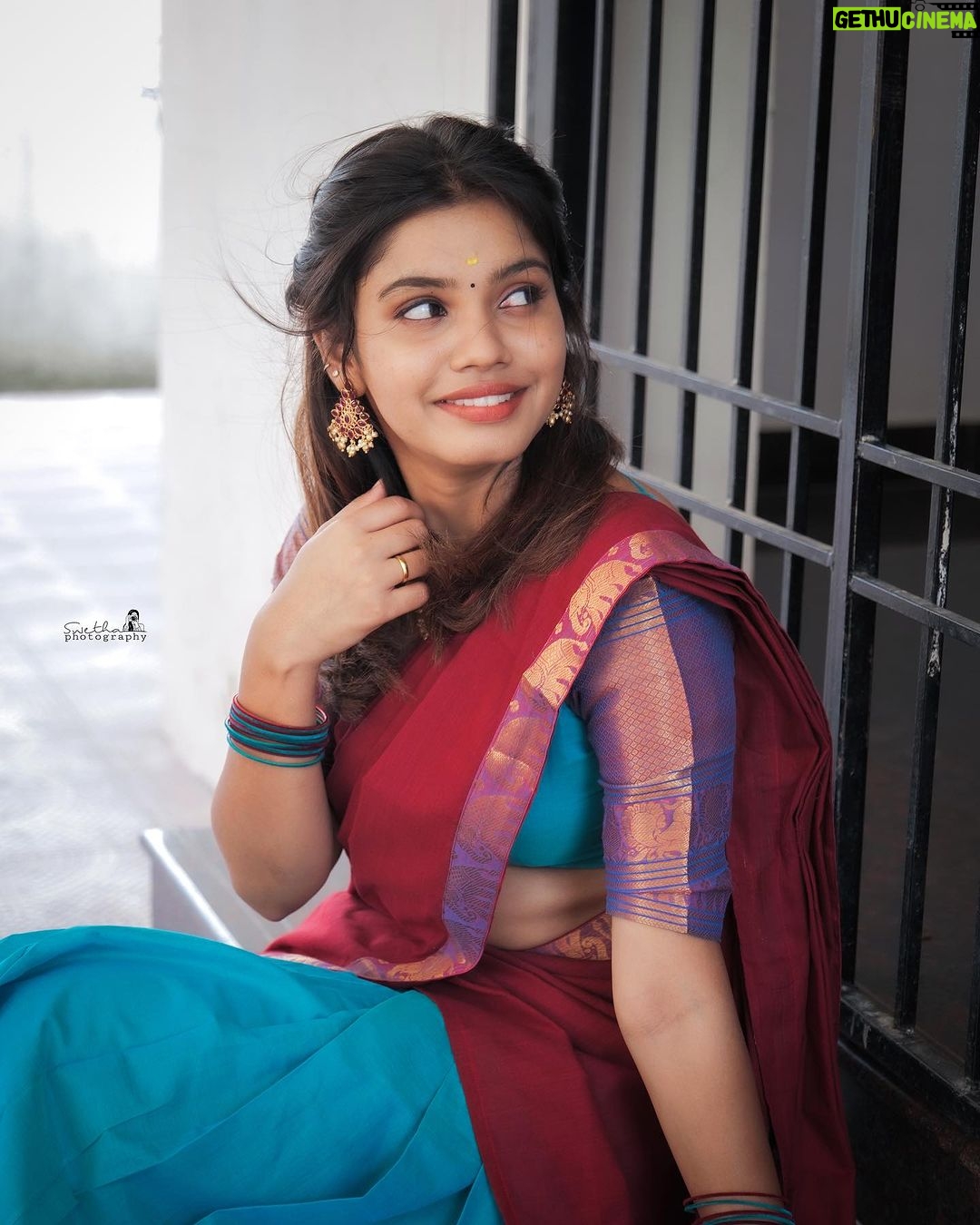 Pranika Dhakshu Instagram - யார் அவள்…??? கருமேக கூட்டங்கள் அன்று அங்கும் இங்கும் சிதறிக் கொண்டிருந்தன…!!! இடைநின்ற வானவில்… கொட்டித்தீர்த்துத் தேங்கிய மழைநீரில் பிரதிபலிக்க அதற்கு போட்டியாய் துணைநின்றாள் அவள் ஐந்தடி அழகியல்…!!!! மல்லிகை மணம் வீசும் அந்த பூ விற்கும் சாலையில் கண்ணில் மின்னலை பதித்து வந்தாள் கண்மை மதிலோடு… சராசரி இதயத்துடிப்பு அன்று இரு மடங்காய் எகிறியது..!!!! சிவப்பு நிற தாவணியுடன் சில்லென்ற காற்றினை சிங்காரித்தது.. அவளின் முந்தானையும் கூந்தலும் !!! அவளை சீண்டிய காற்றிடம் பொறாமை கொண்டு சீறியது… அவ்வப்போது வந்த இடிமின்னல்..!!! சிறு நேரம் பொழிந்த மழையில் முளைக்கும் கிளையில்லா விதைபோல என் மனம்..!!!! தூரத்திலேயே ரசித்திடவா..??? அருகில் சென்று கதைத்திடவா..??? சூரியனாய் முறைத்திடுவாளா..??? சந்திரனாய் குளிர்வாளா..??? ஆயிரம் ஐயங்களை யோசித்து இமை மூடித்திறக்க ஒரு நொடியில் மின்னலைப் போல் மறைந்து விட்டாள்…!!! அந்த ஐந்தடி அழகியல்…!!? நிஜமாயிருந்திருந்தால் !!! வாழ்வே கவிதையாகிருக்கும்…!!! Saree : @shansika1 MAUH : @pranikadhakshu (Myself)🤪 Photographic : @swetha22_photography Studio: @zaara_studio Stylist: @fjmakeover31 🍃 🍂 🍃 #pranikadhakshu #zara #saree #sareelover #book #reading #read #traditional #retro #illayaraja #80s #melody #songs